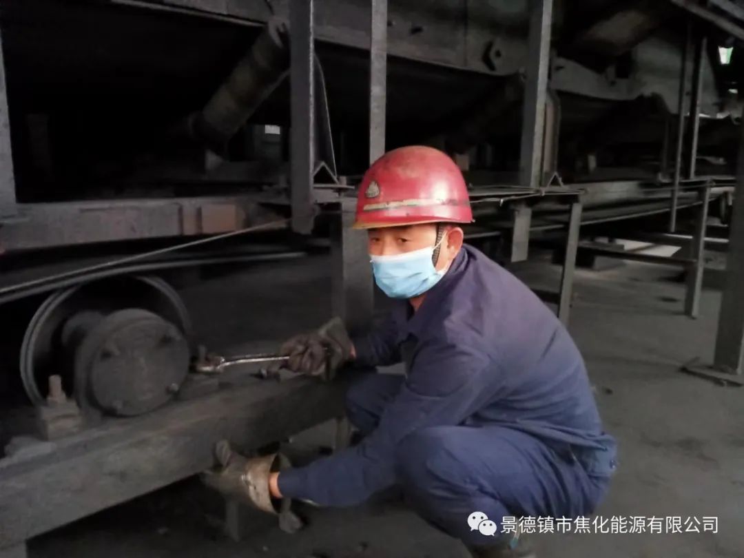 “老線這邊人手不夠，你們那邊有誰可以過來支援？”“好的，我馬上來。”聽到這個消息時，羅國安剛剛結(jié)束新線的維修工作，但他二話不說，立即拿起維修包，投入到老線的維修工作當中。每天工作10小時以上已經(jīng)成為抗疫期間的常態(tài)，雖然身體很疲憊，但是他沒有任何怨言，“確實很辛苦、很累，但現(xiàn)在正是特殊時期，只有保障公司生產(chǎn)經(jīng)營“不斷檔”，我們生活才能“不斷線”，恰恰我所在的運輸廠就是承擔著焦炭煤炭運輸?shù)闹匾氊?，所以我更?yīng)該恪盡職守，保障好這些設(shè)備的穩(wěn)定運行。”.jpg